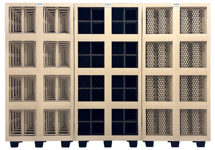 Fassadenmuster mit geometrischen Fenster- und Gitterelementen